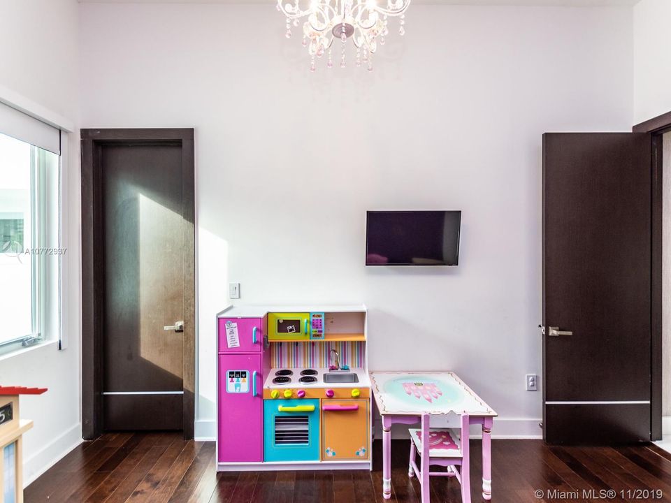 Vendido Recientemente: $1,250,000 (5 camas, 6 baños, 3638 Pies cuadrados)