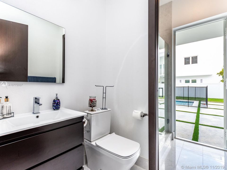 Vendido Recientemente: $1,250,000 (5 camas, 6 baños, 3638 Pies cuadrados)