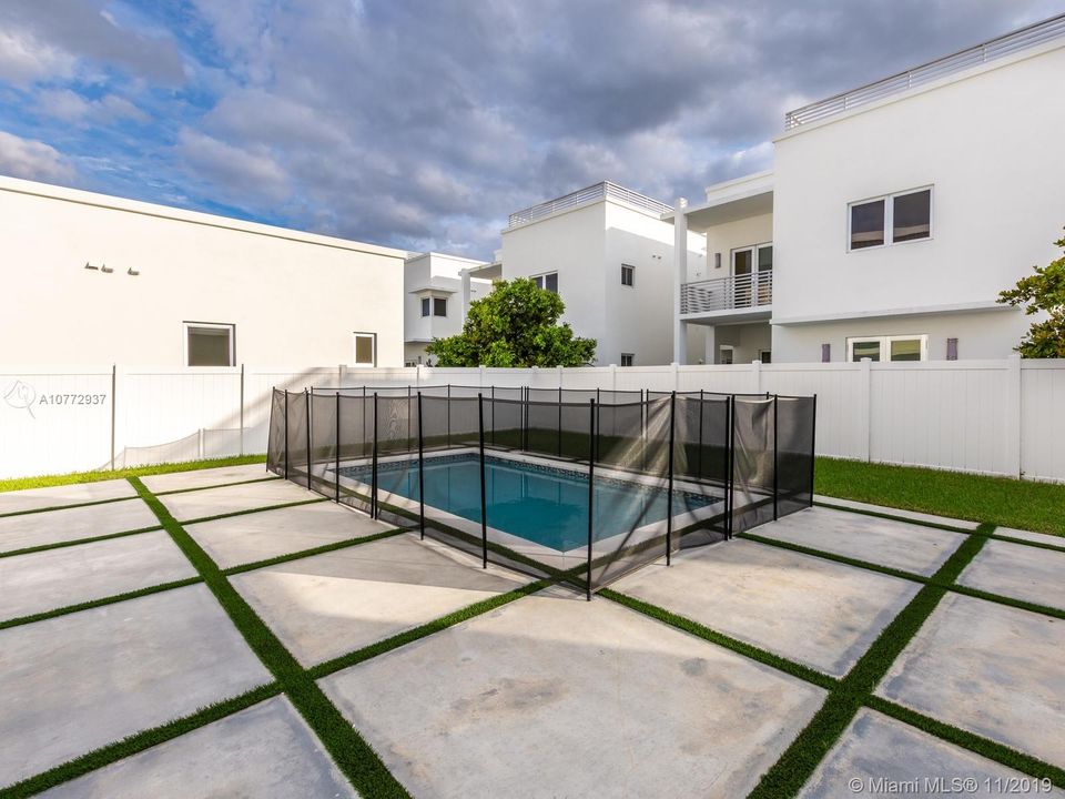 Vendido Recientemente: $1,250,000 (5 camas, 6 baños, 3638 Pies cuadrados)