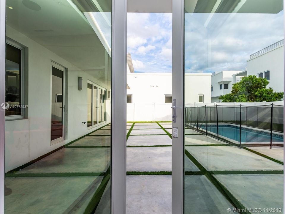 Vendido Recientemente: $1,250,000 (5 camas, 6 baños, 3638 Pies cuadrados)