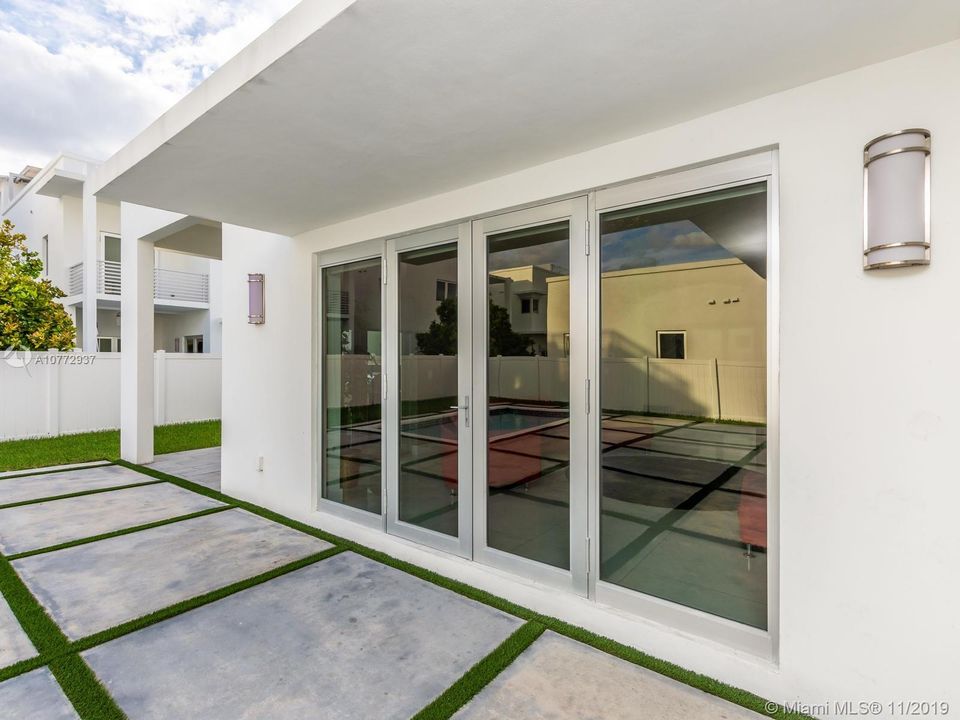 Vendido Recientemente: $1,250,000 (5 camas, 6 baños, 3638 Pies cuadrados)