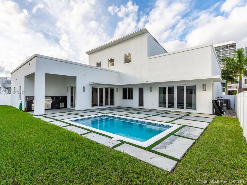 Vendido Recientemente: $1,250,000 (5 camas, 6 baños, 3638 Pies cuadrados)