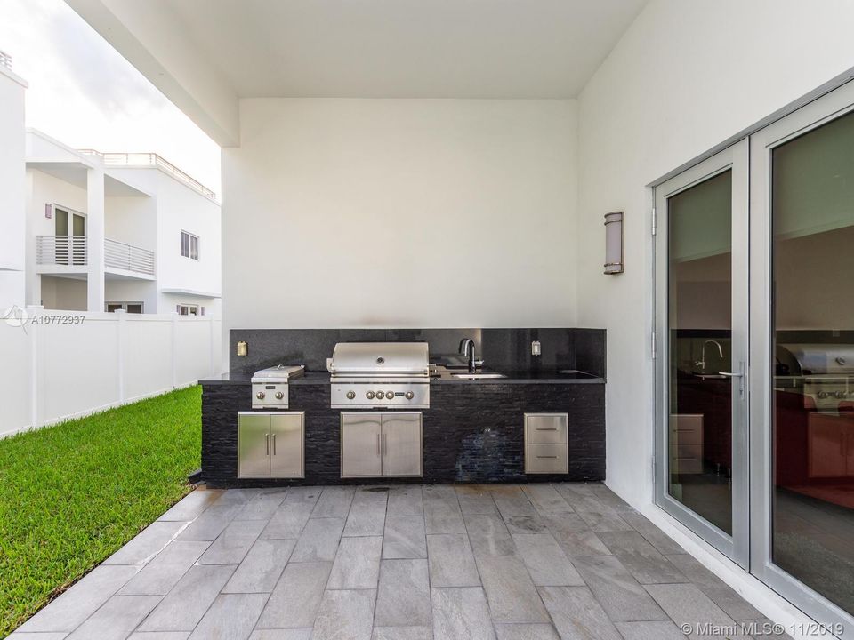 Vendido Recientemente: $1,250,000 (5 camas, 6 baños, 3638 Pies cuadrados)