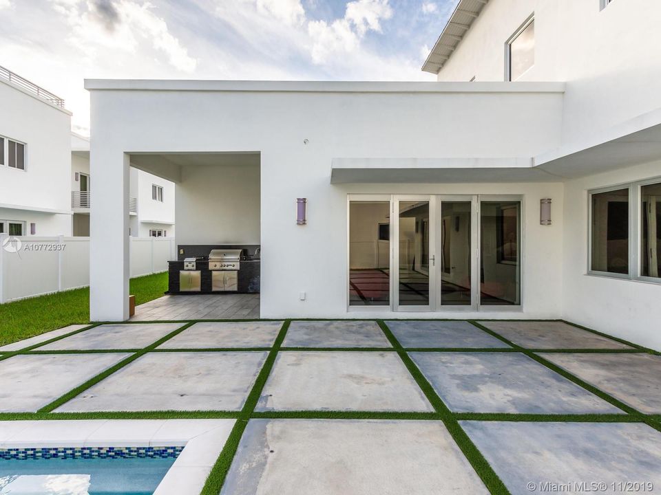 Vendido Recientemente: $1,250,000 (5 camas, 6 baños, 3638 Pies cuadrados)