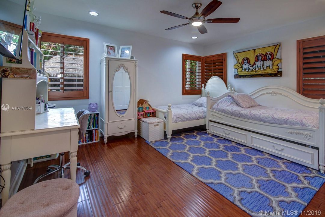 Recently Sold: $869,000 (4 beds, 3 baths, 2324 Square Feet)