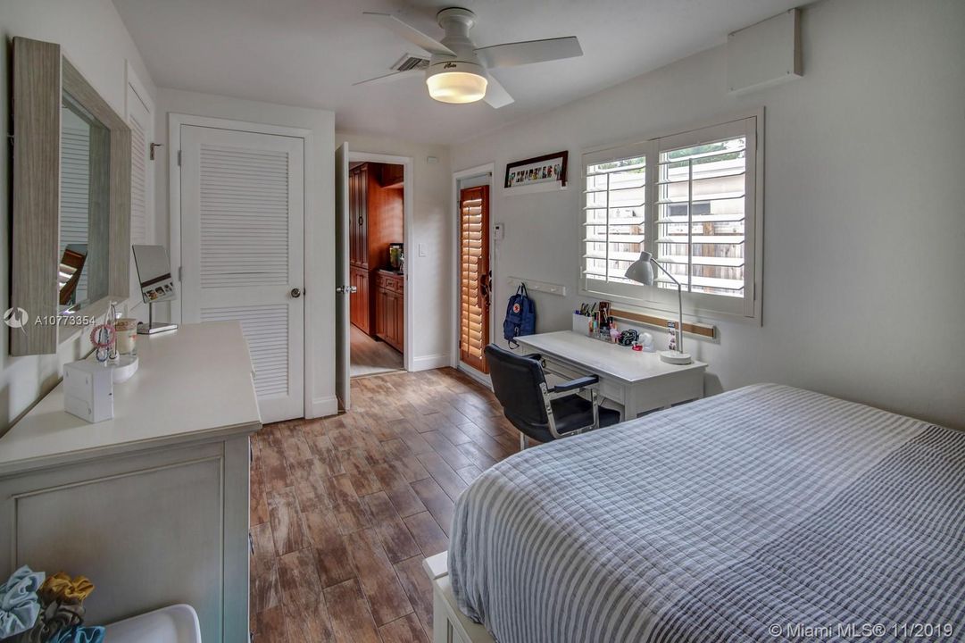 Recently Sold: $869,000 (4 beds, 3 baths, 2324 Square Feet)