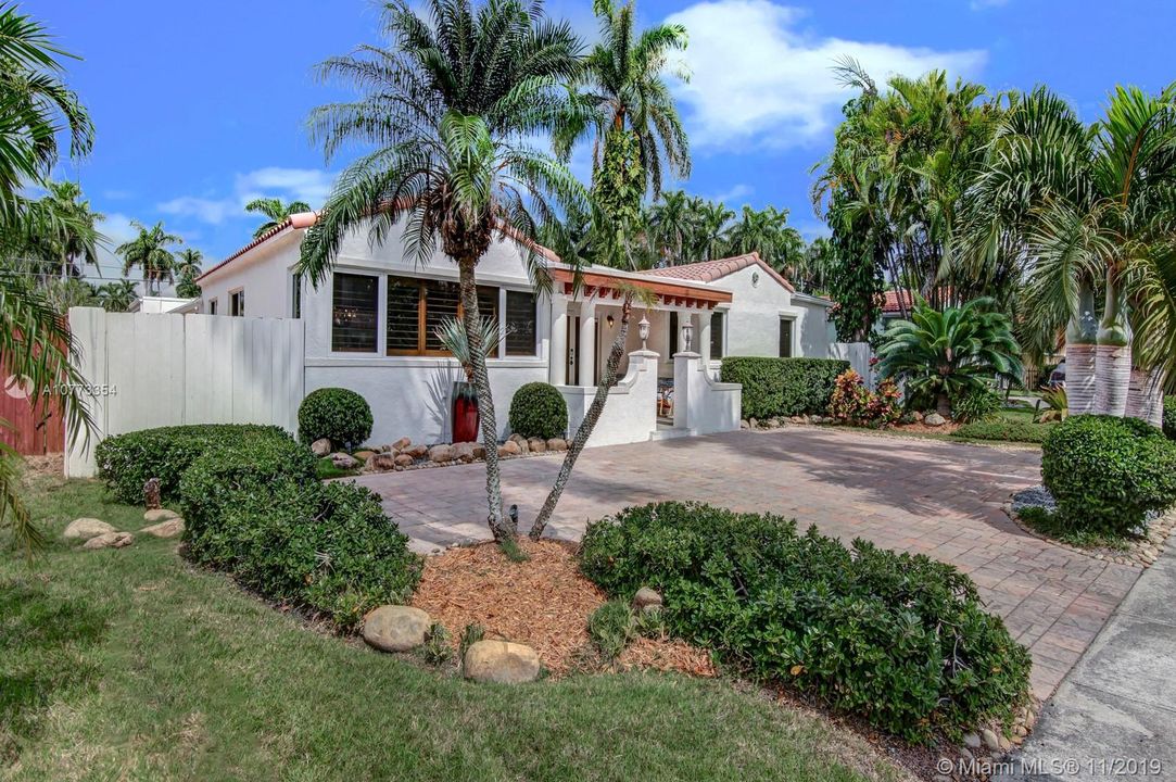 Recently Sold: $869,000 (4 beds, 3 baths, 2324 Square Feet)