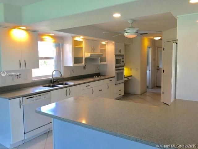 Vendido Recientemente: $289,000 (4 camas, 2 baños, 0 Pies cuadrados)