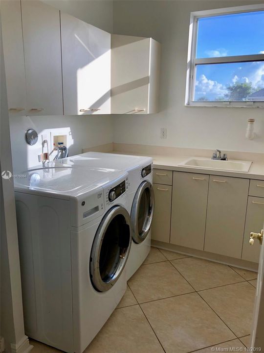 Recientemente alquilado: $4,830 (5 camas, 4 baños, 4249 Pies cuadrados)