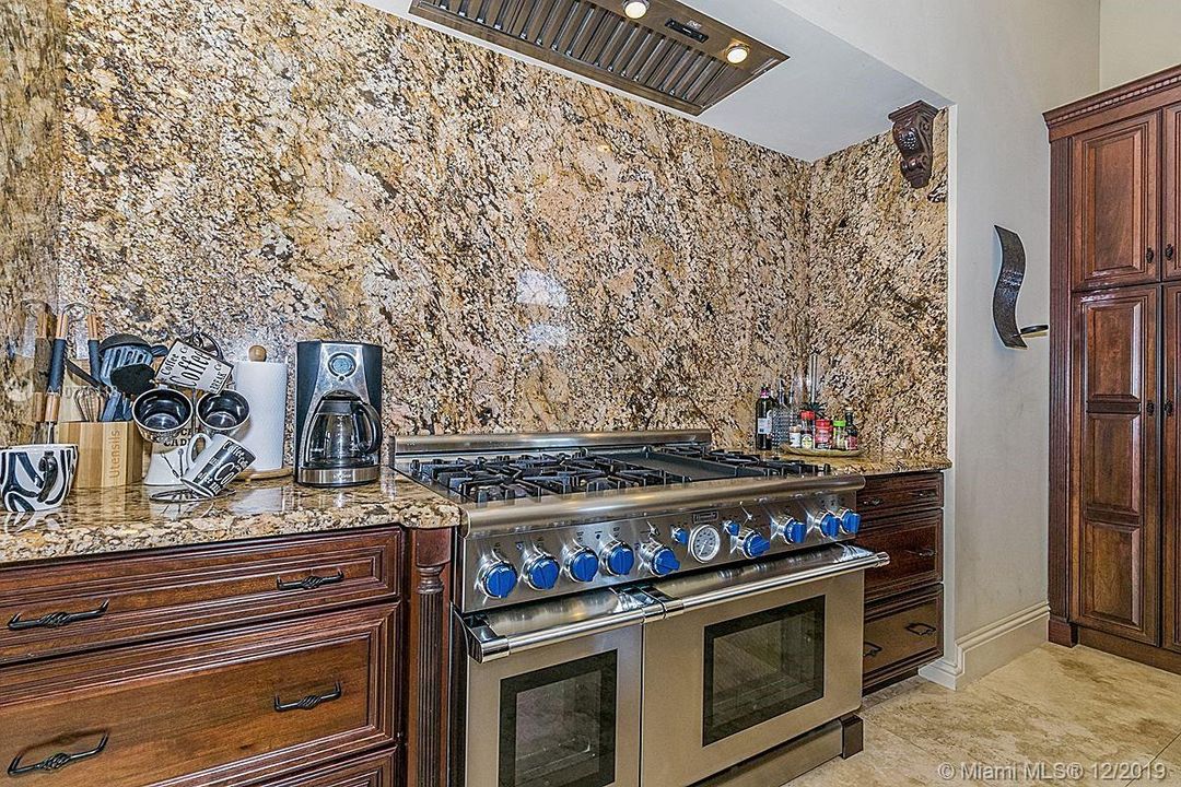 Recently Rented: $6,000 (5 beds, 5 baths, 4810 Square Feet)