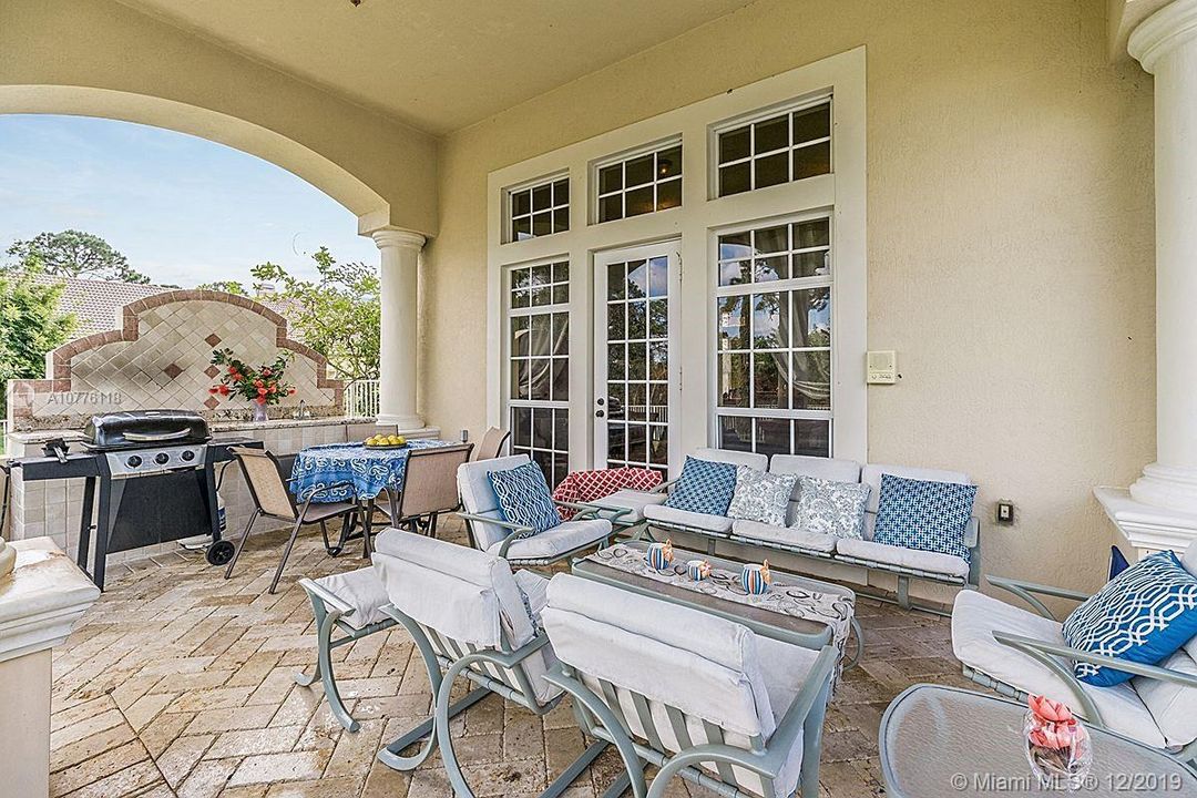 Recently Rented: $6,000 (5 beds, 5 baths, 4810 Square Feet)