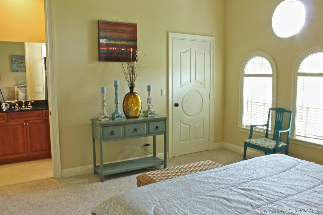 Recently Rented: $6,000 (5 beds, 5 baths, 4810 Square Feet)