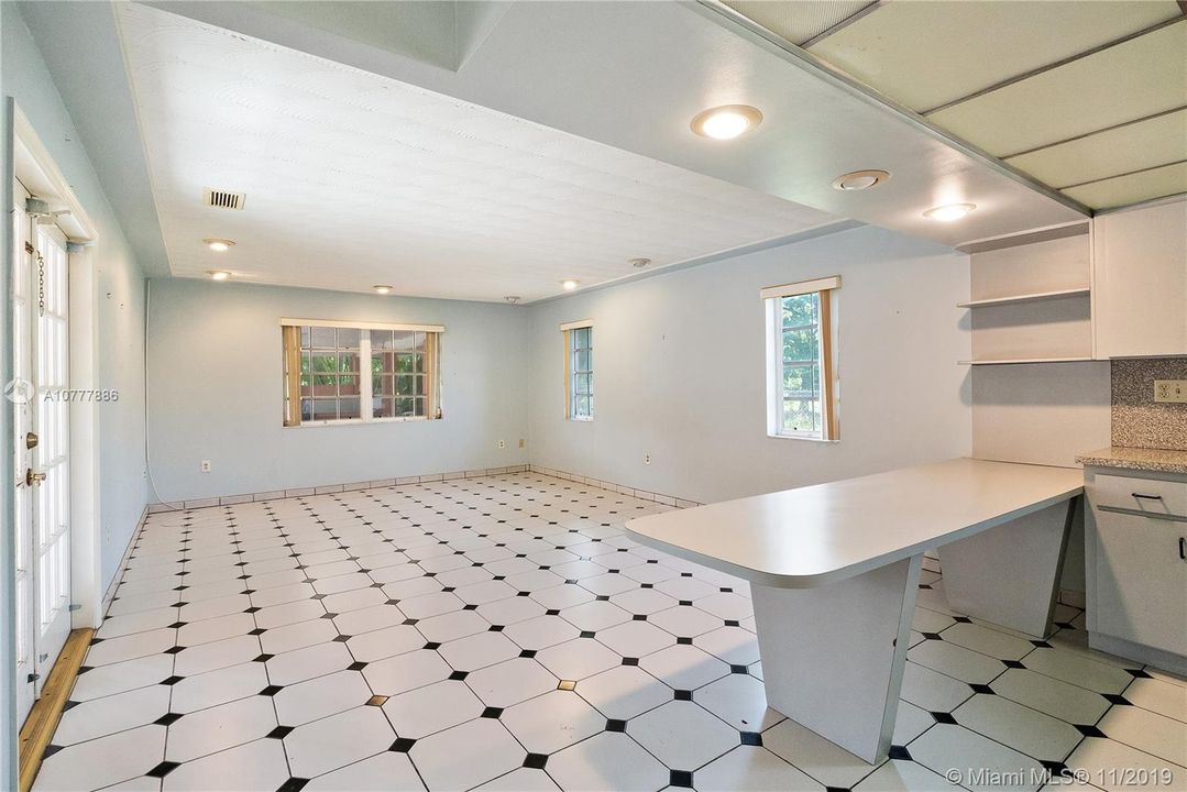 Vendido Recientemente: $595,000 (4 camas, 3 baños, 2257 Pies cuadrados)