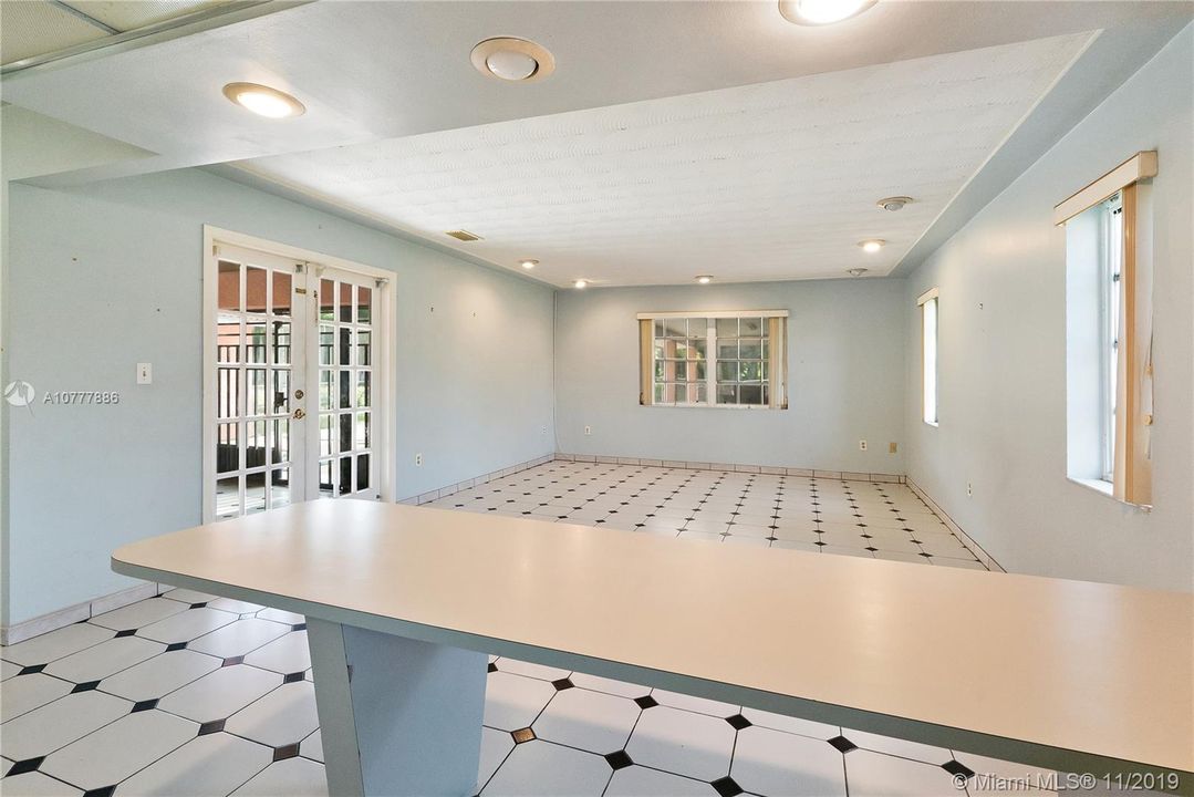 Vendido Recientemente: $595,000 (4 camas, 3 baños, 2257 Pies cuadrados)