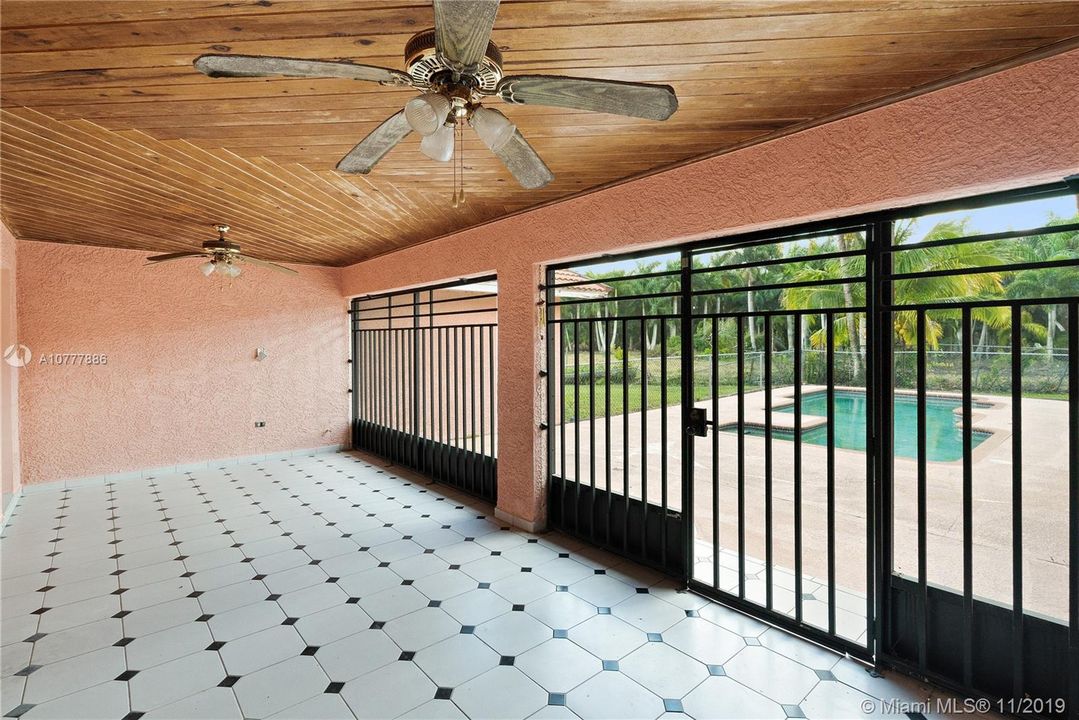 Vendido Recientemente: $595,000 (4 camas, 3 baños, 2257 Pies cuadrados)