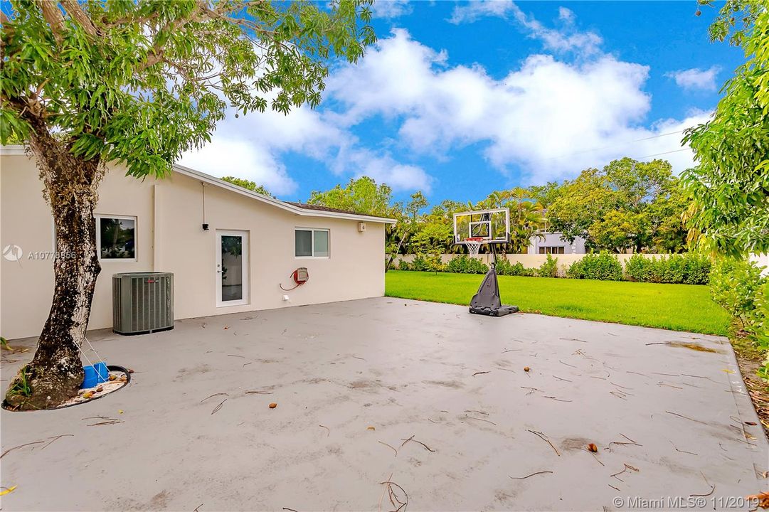 Recently Sold: $750,000 (4 beds, 2 baths, 1640 Square Feet)