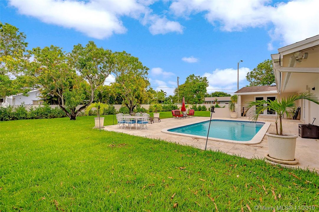 Recently Sold: $750,000 (4 beds, 2 baths, 1640 Square Feet)
