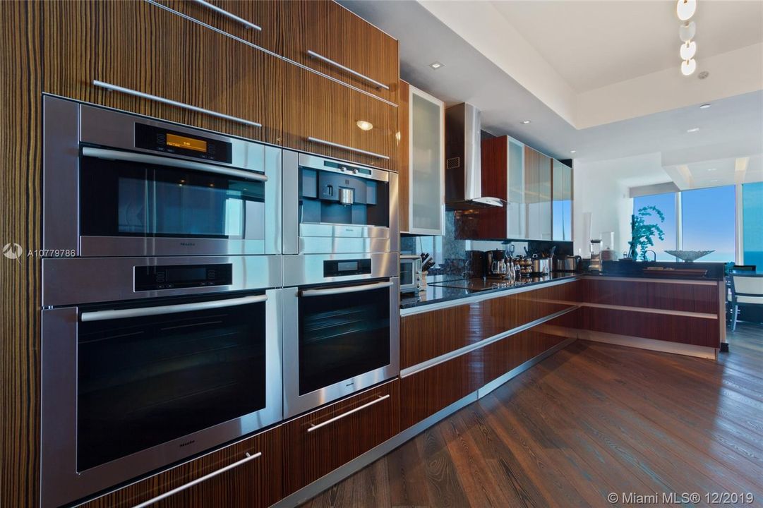 Recently Sold: $4,150,000 (5 beds, 6 baths, 4380 Square Feet)