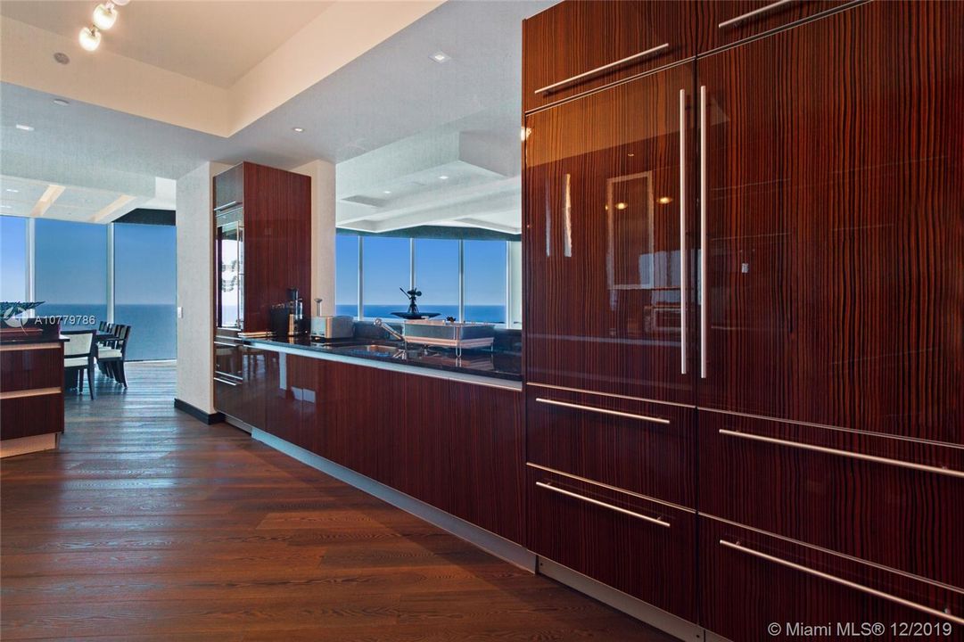 Recently Sold: $4,150,000 (5 beds, 6 baths, 4380 Square Feet)