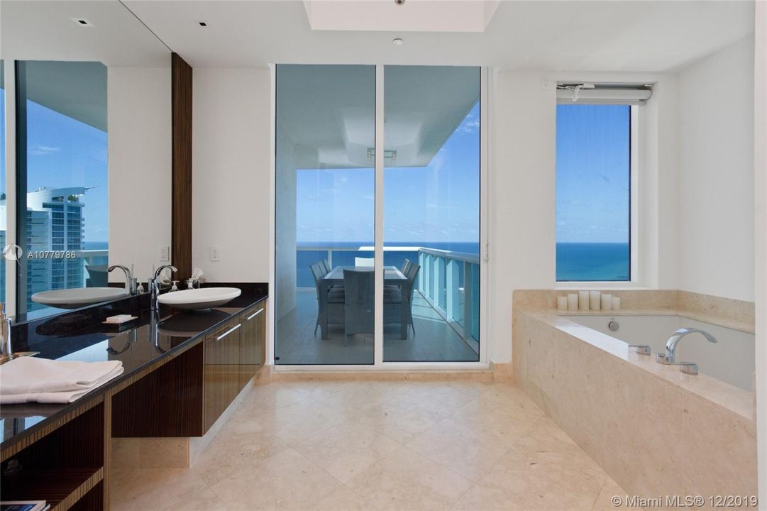 Recently Sold: $4,150,000 (5 beds, 6 baths, 4380 Square Feet)