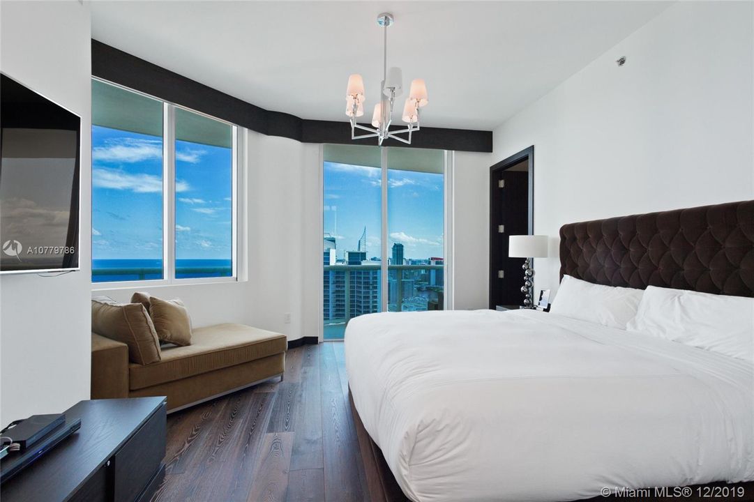 Recently Sold: $4,150,000 (5 beds, 6 baths, 4380 Square Feet)