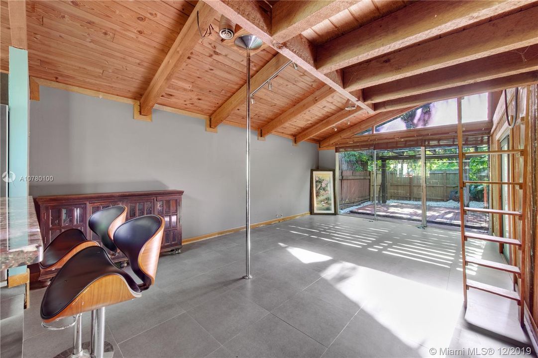Vendido Recientemente: $267,000 (2 camas, 2 baños, 1080 Pies cuadrados)