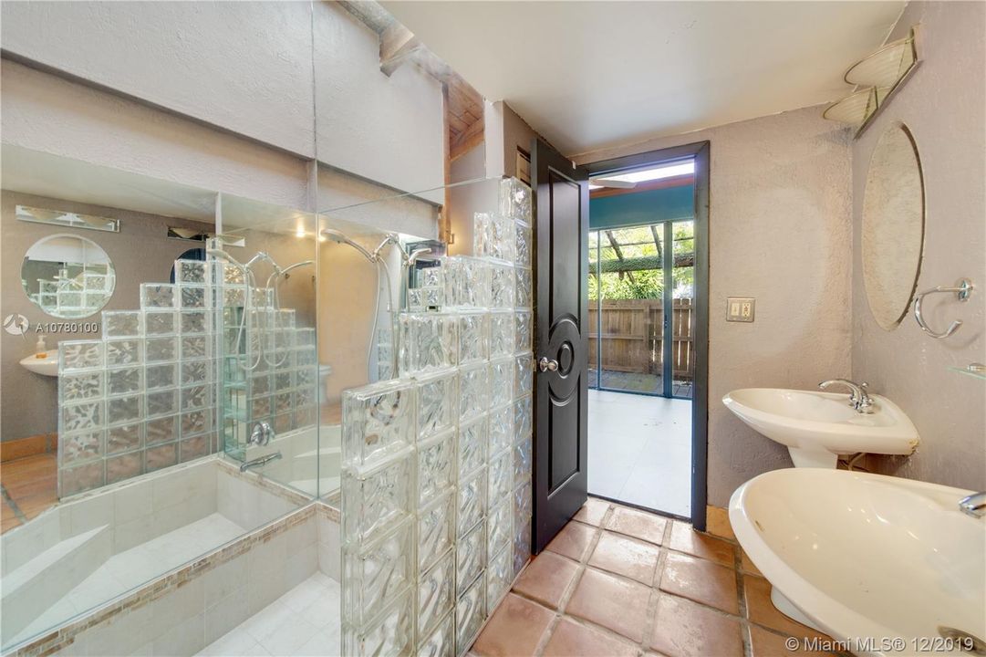 Vendido Recientemente: $267,000 (2 camas, 2 baños, 1080 Pies cuadrados)