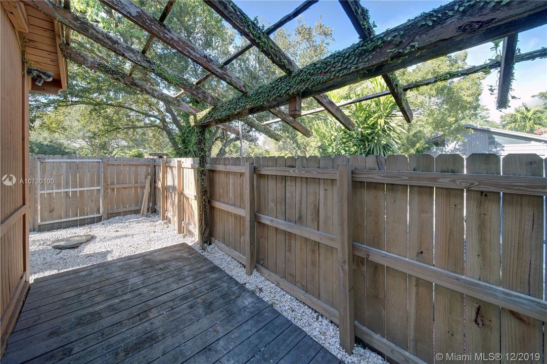 Vendido Recientemente: $267,000 (2 camas, 2 baños, 1080 Pies cuadrados)