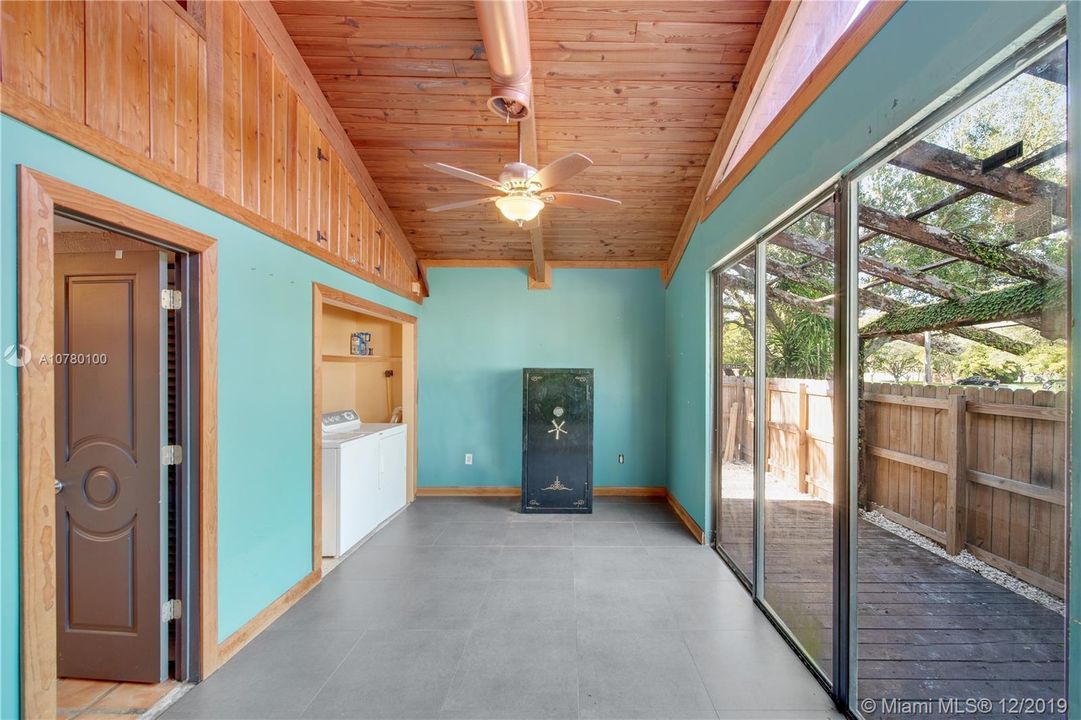 Vendido Recientemente: $267,000 (2 camas, 2 baños, 1080 Pies cuadrados)