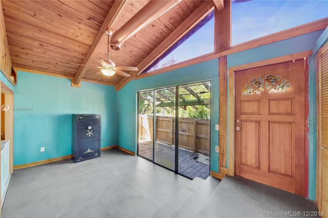 Vendido Recientemente: $267,000 (2 camas, 2 baños, 1080 Pies cuadrados)