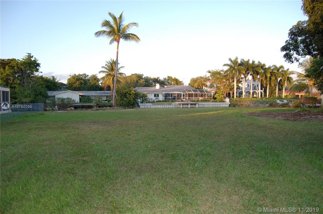 最近售出: $700,000 (0.28 acres)