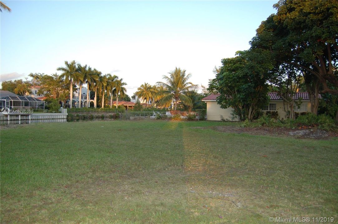 最近售出: $700,000 (0.28 acres)