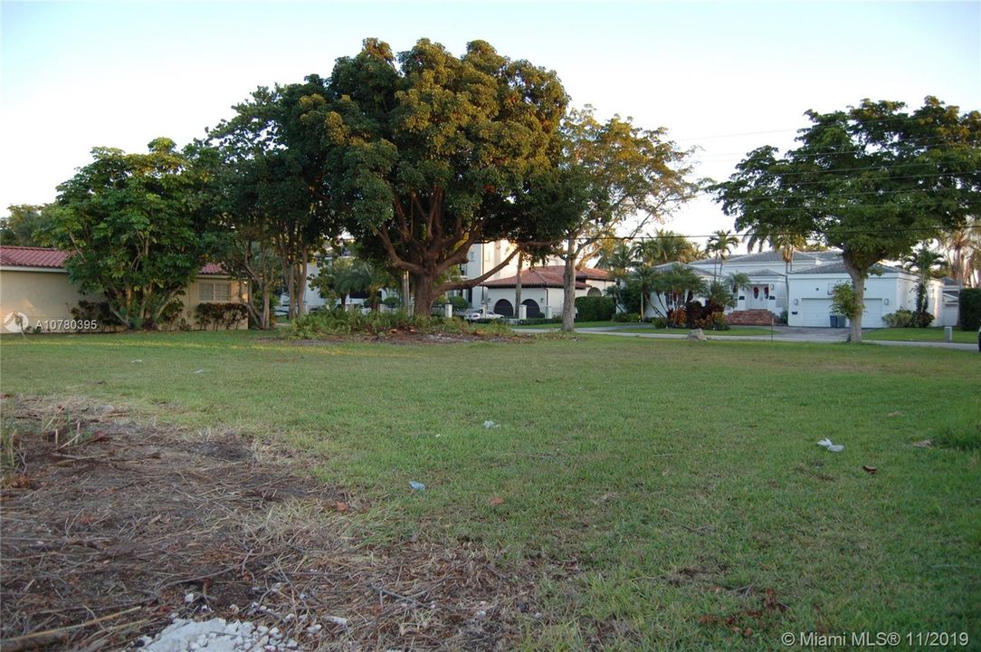 最近售出: $700,000 (0.28 acres)