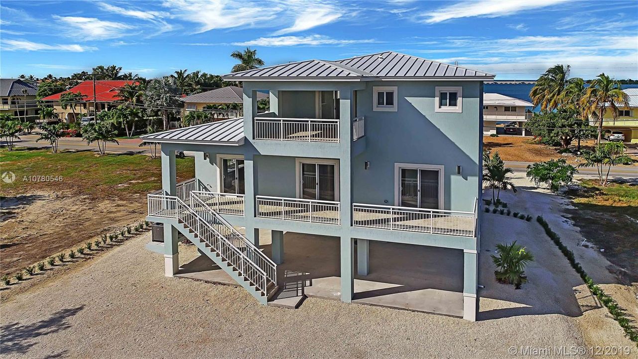 Recently Sold: $895,000 (3 beds, 2 baths, 2560 Square Feet)
