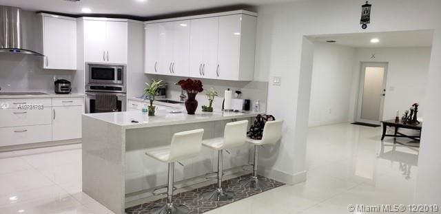 Vendido Recientemente: $430,000 (4 camas, 3 baños, 2841 Pies cuadrados)