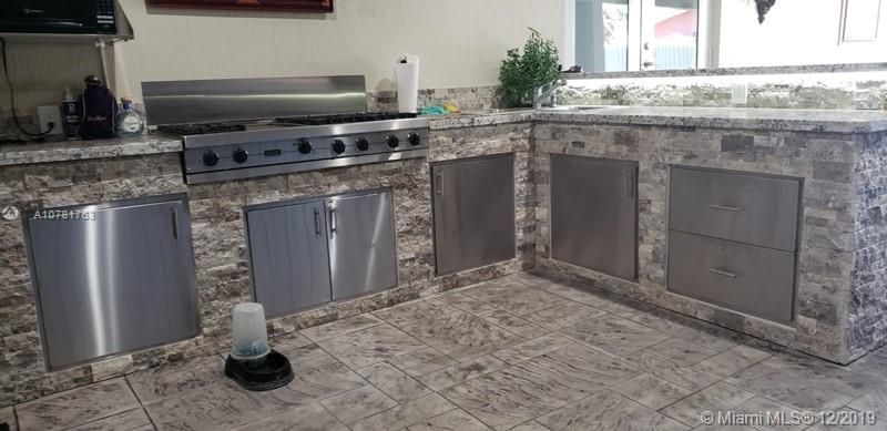 Vendido Recientemente: $430,000 (4 camas, 3 baños, 2841 Pies cuadrados)