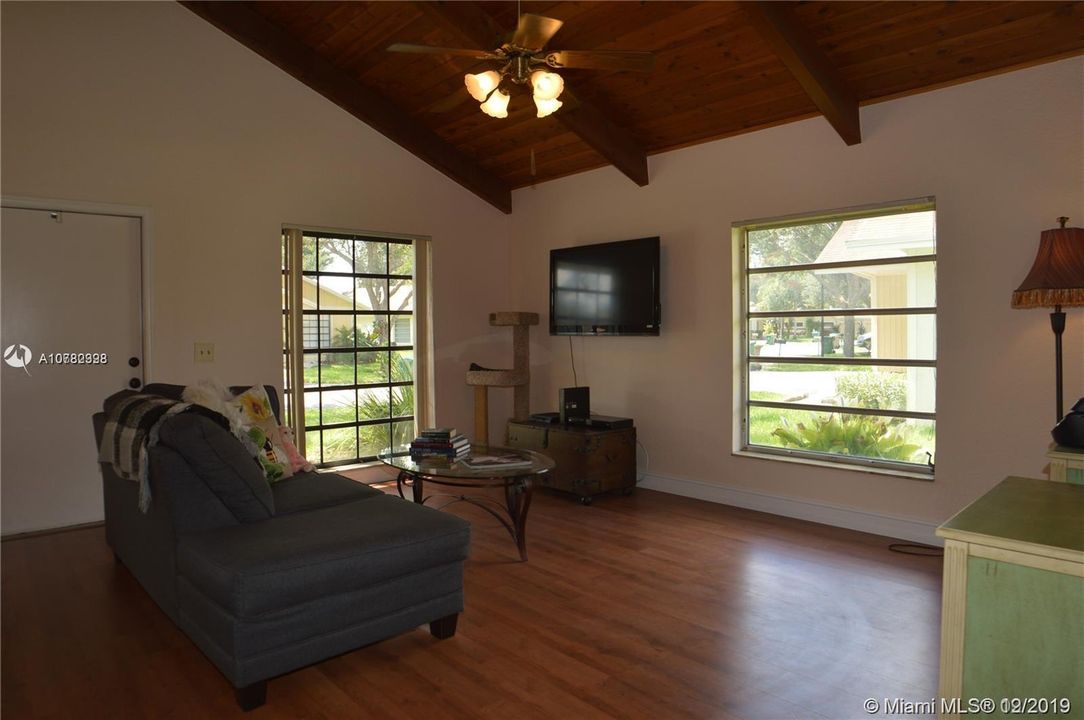 Recently Sold: $274,900 (3 beds, 2 baths, 1317 Square Feet)