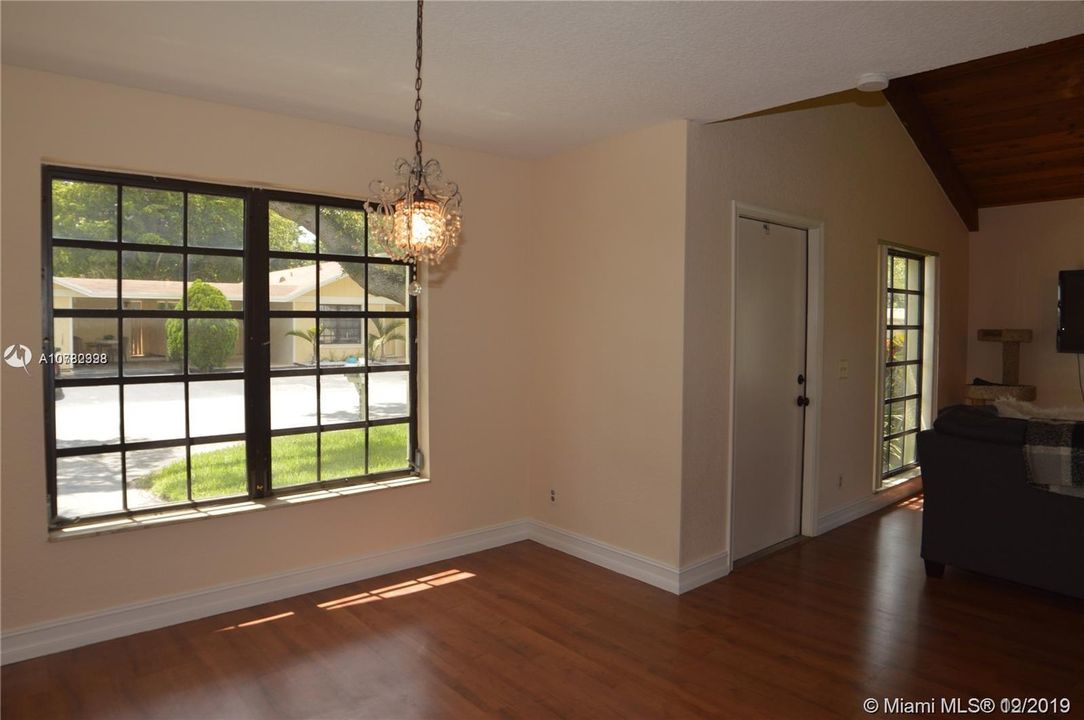 Recently Sold: $274,900 (3 beds, 2 baths, 1317 Square Feet)