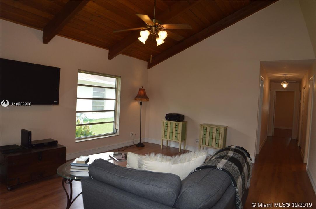 Recently Sold: $274,900 (3 beds, 2 baths, 1317 Square Feet)