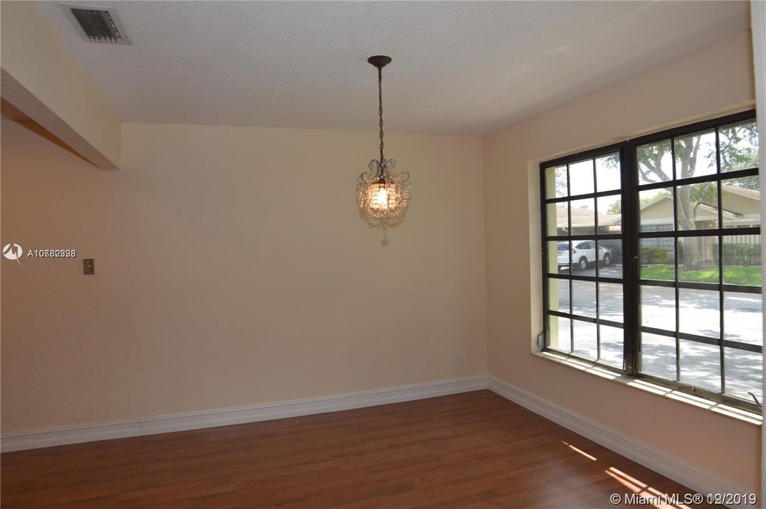 Recently Sold: $274,900 (3 beds, 2 baths, 1317 Square Feet)