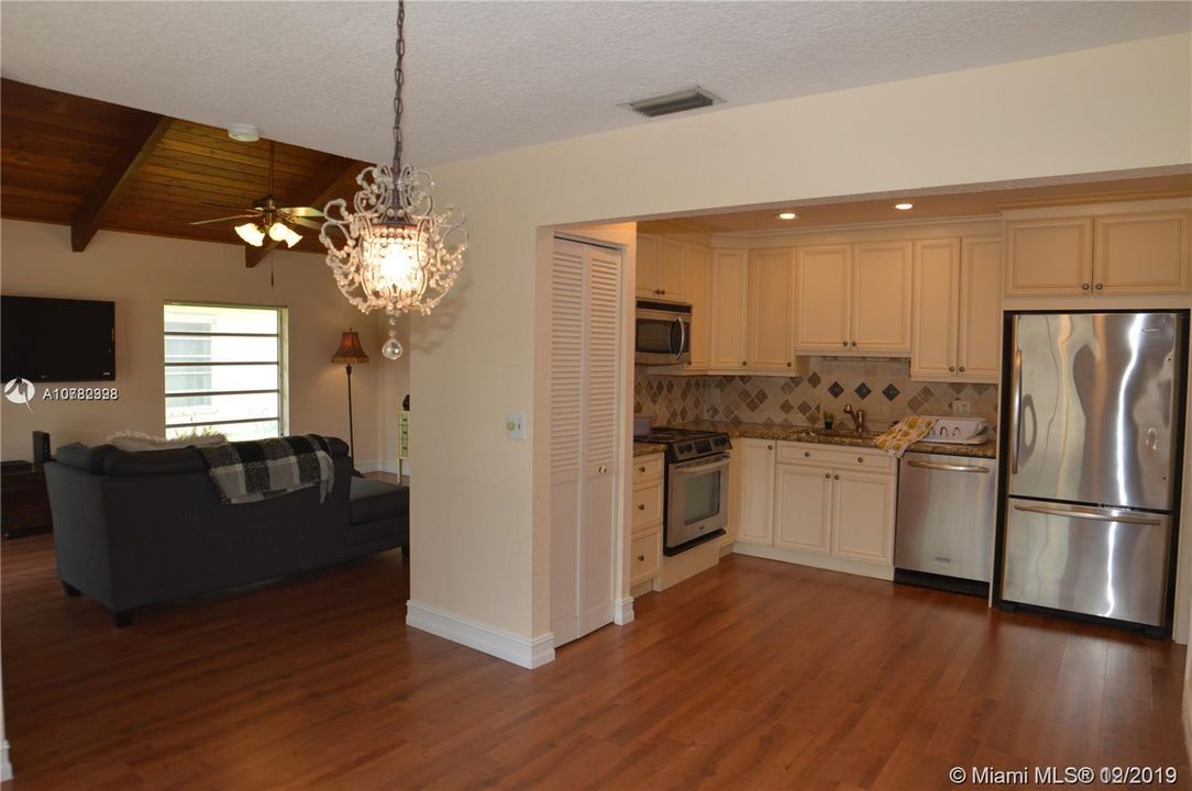 Recently Sold: $274,900 (3 beds, 2 baths, 1317 Square Feet)