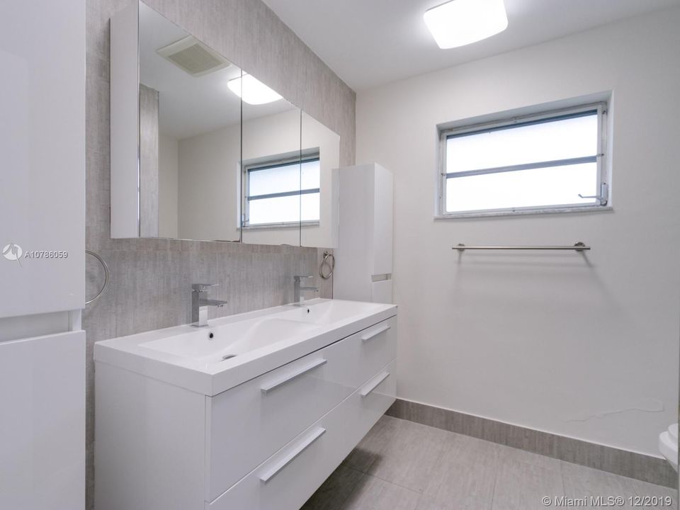Recently Rented: $4,200 (5 beds, 3 baths, 3361 Square Feet)