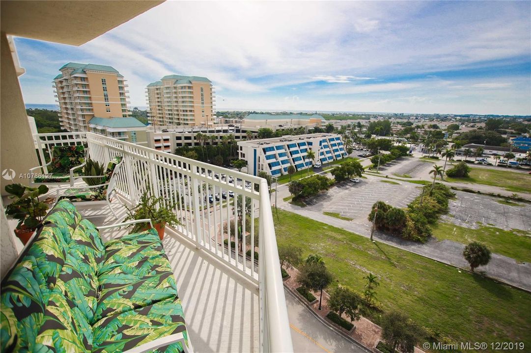 Large balcony to entertain or relax. Ocean and City view.