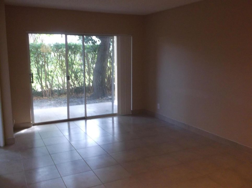 Activo con contrato: $1,400 (2 camas, 2 baños, 920 Pies cuadrados)