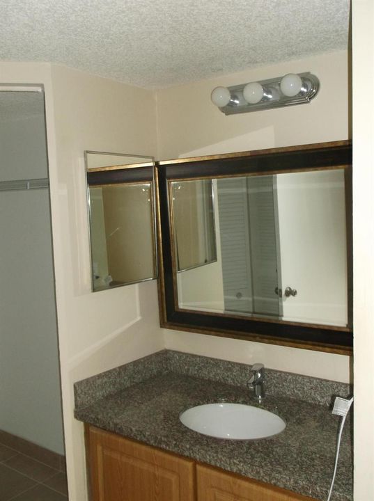 Activo con contrato: $1,400 (2 camas, 2 baños, 920 Pies cuadrados)