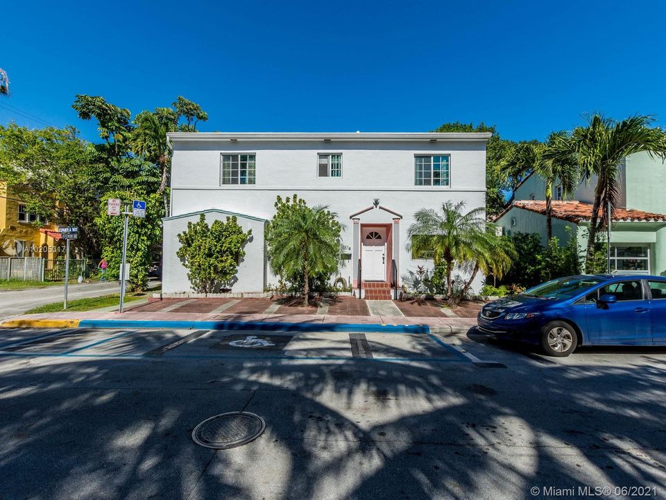 Recently Sold: $1,100,000 (5 beds, 3 baths, 2082 Square Feet)