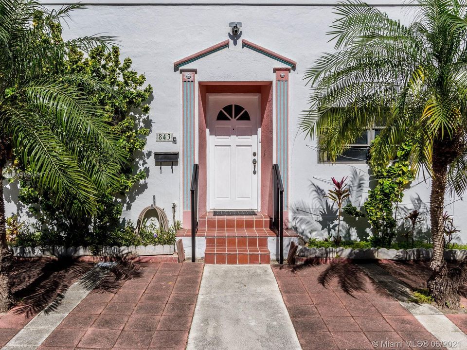 Recently Sold: $1,100,000 (5 beds, 3 baths, 2082 Square Feet)