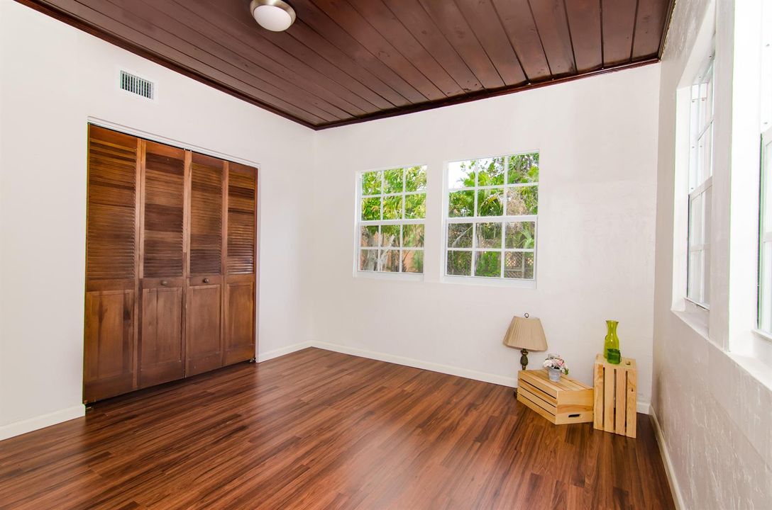 Activo con contrato: $154,999 (2 camas, 1 baños, 918 Pies cuadrados)