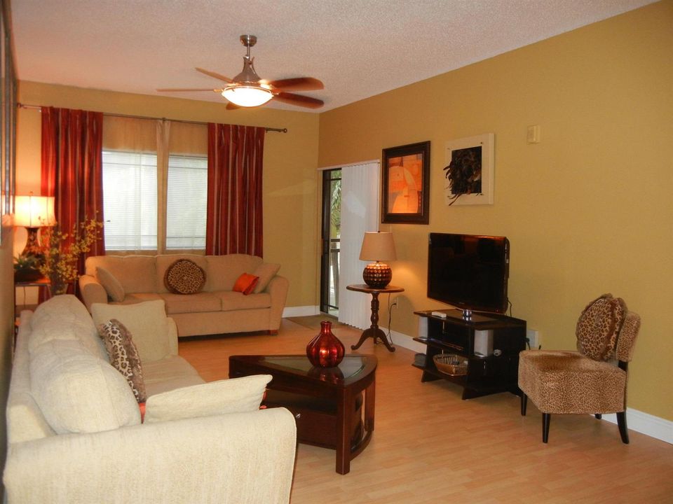 Active With Contract: $198,000 (2 beds, 2 baths, 1149 Square Feet)