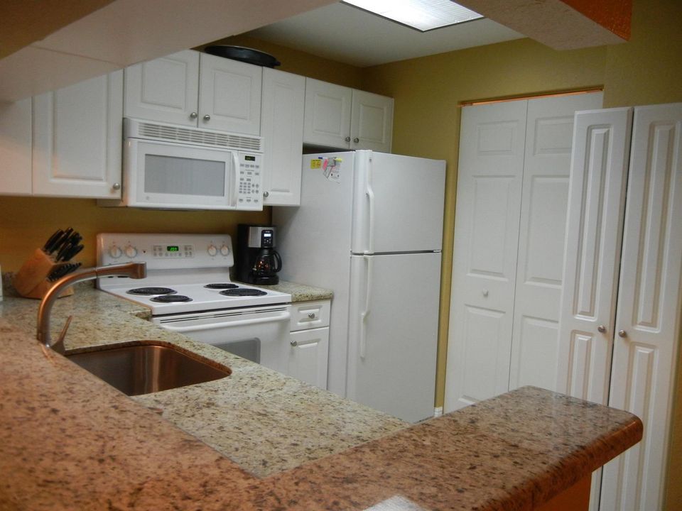 Active With Contract: $198,000 (2 beds, 2 baths, 1149 Square Feet)
